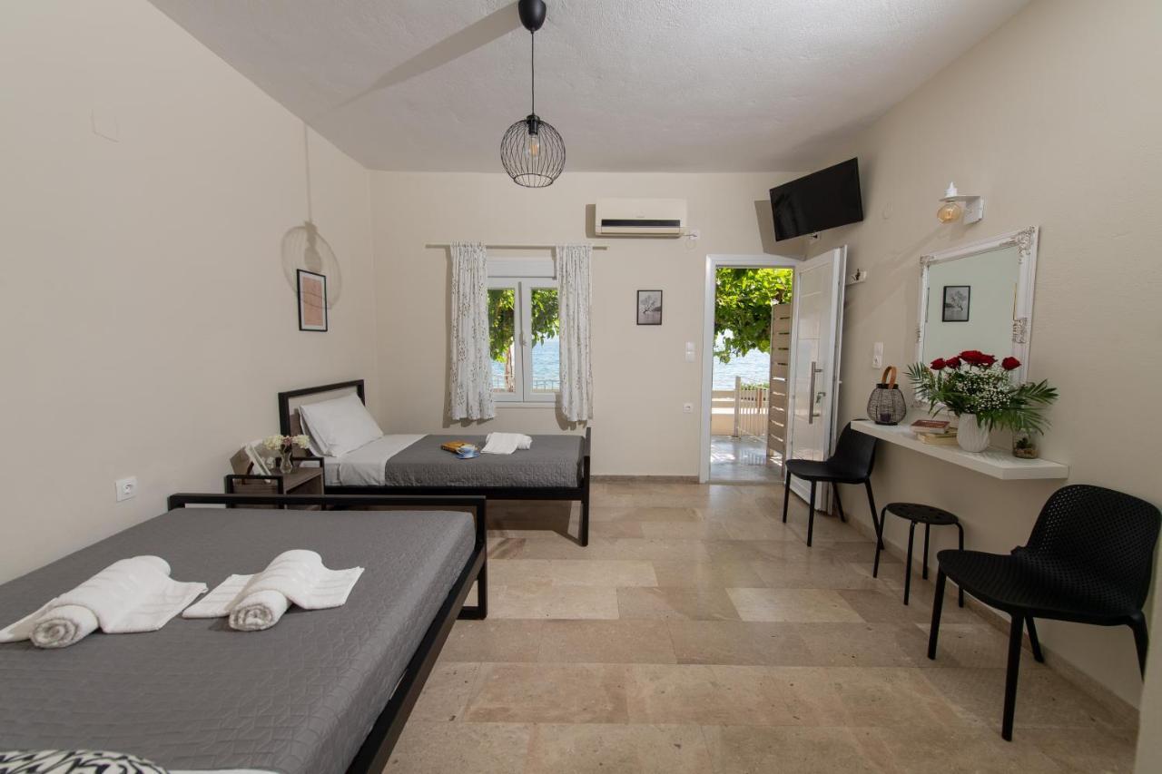 Moukas Seaside Apartments Romantico Selianítika Exterior foto